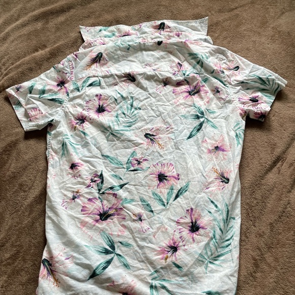 Hawaiian button up top from American Eagle - Picture 3 of 3